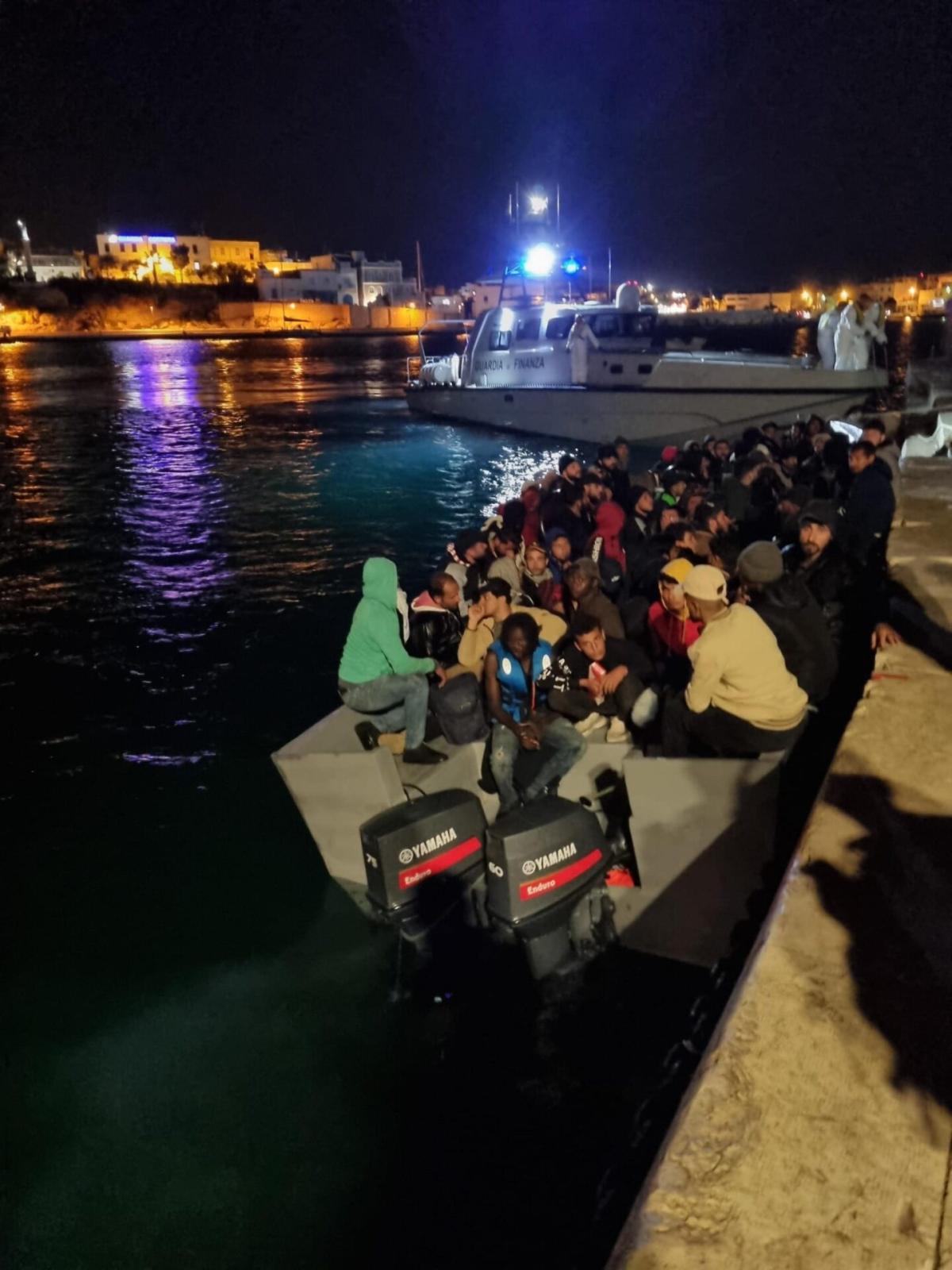 Migranti, barchino si capovolge e neonato annega a Lampedusa durant…