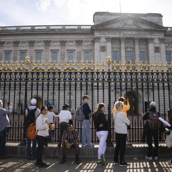 Regno Unito, cerca di entrare nelle scuderie Buckingham Palace: fermato un 25enne