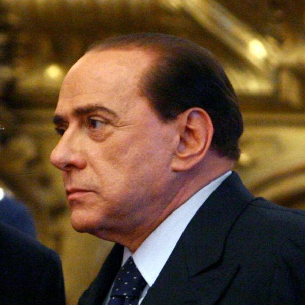 Silvio Berlusconi, gli auguri speciali di Marta nel giorno del suo compleanno: “Mi fa male non poterti guardare negli occhi”, la foto sui social