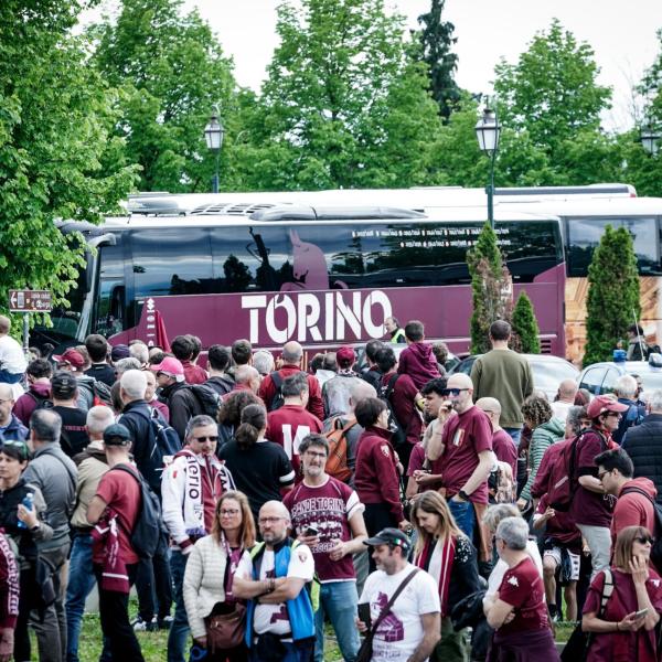 Torino, video shock durante l’omaggio a Superga: i giocatori sul pullman insultano i tifosi granata