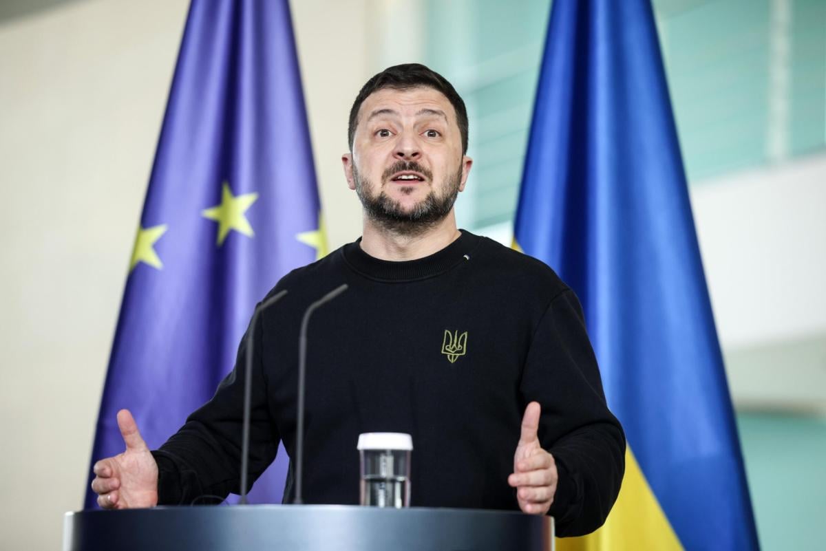 Ucraina, finito il mandato di Volodymyr Zelensky ma il presidente resterà al potere