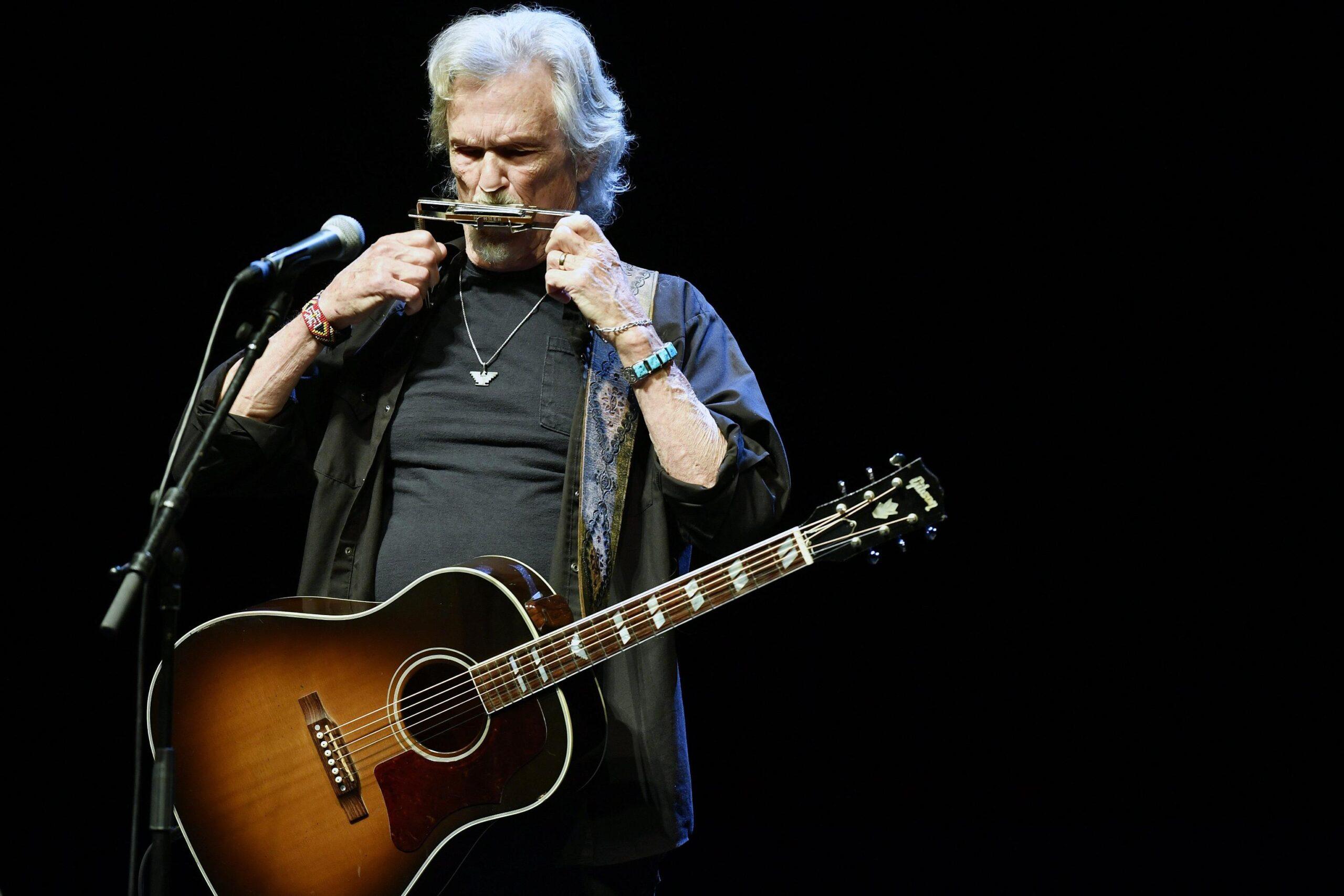 Addio a Kris Kristofferson: causa morte, età, carriera, moglie e figli del cantante country e attore. Aveva recitato in “A star is born”