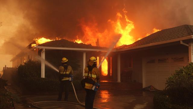 Incendi a Los Angeles fuori controllo: evacuazioni a Hollywood e scorte d’acqua insufficienti