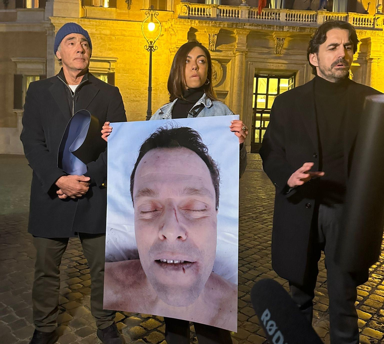 Caso David Rossi, sit-in a Montecitorio. La figlia e Giletti commentano la commissione d’inchiesta: “Vogliamo solo la verità”| VIDEO