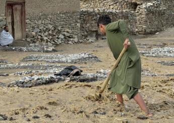 Afghanistan colpito da violente alluvioni: sono oltre trecento le vittime nel nord-est | VIDEO