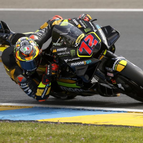 MotoGP, Bezzecchi vince a Le Mans. Bagnaia cade ancora