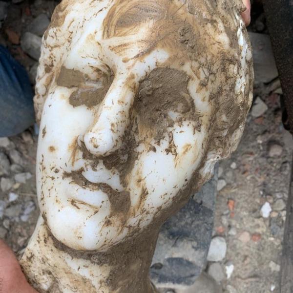 Roma, ritrovata una testa di marmo tesoro archeologico a Piazza Aug…