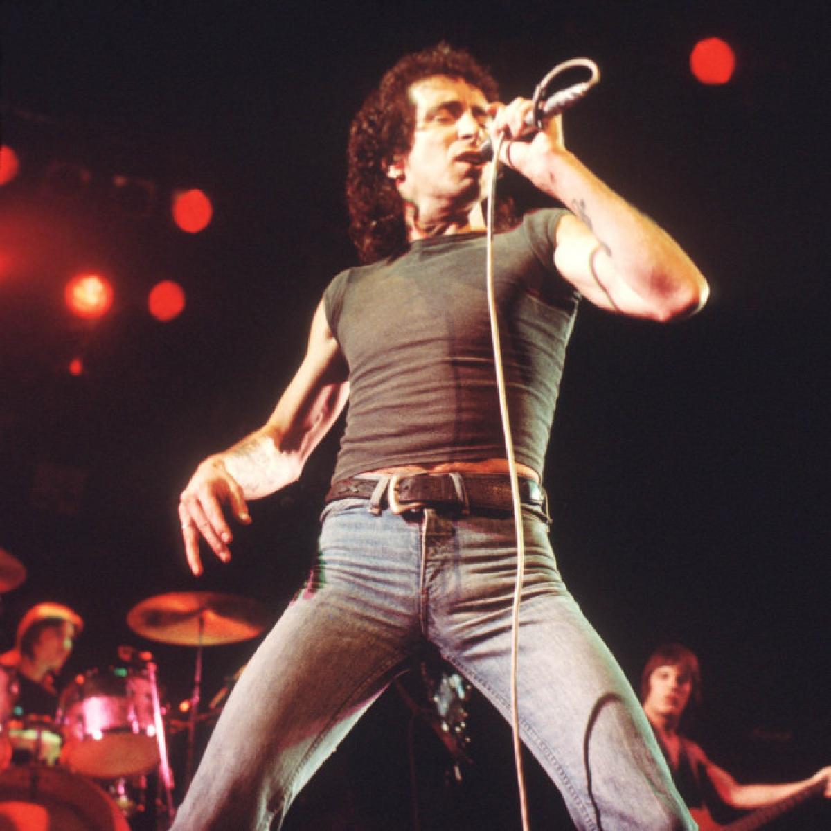 Chi è Bon Scott? Causa morte, canzoni e biografia dello storico cantante degli AC/DC. Ecco dov’è sepolto