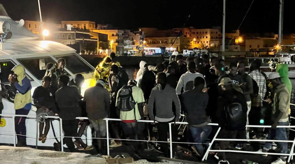 Notte di sbarchi a Lampedusa: 578 migranti arrivati, oltre 1.400 os…