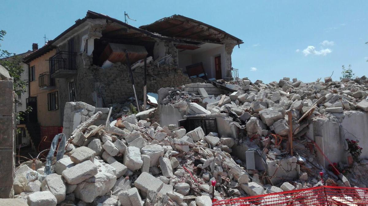 L’Aquila, 15 anni fa il terremoto che provocò 309 vittime: la città ricorda la tragedia con un fascio di luce