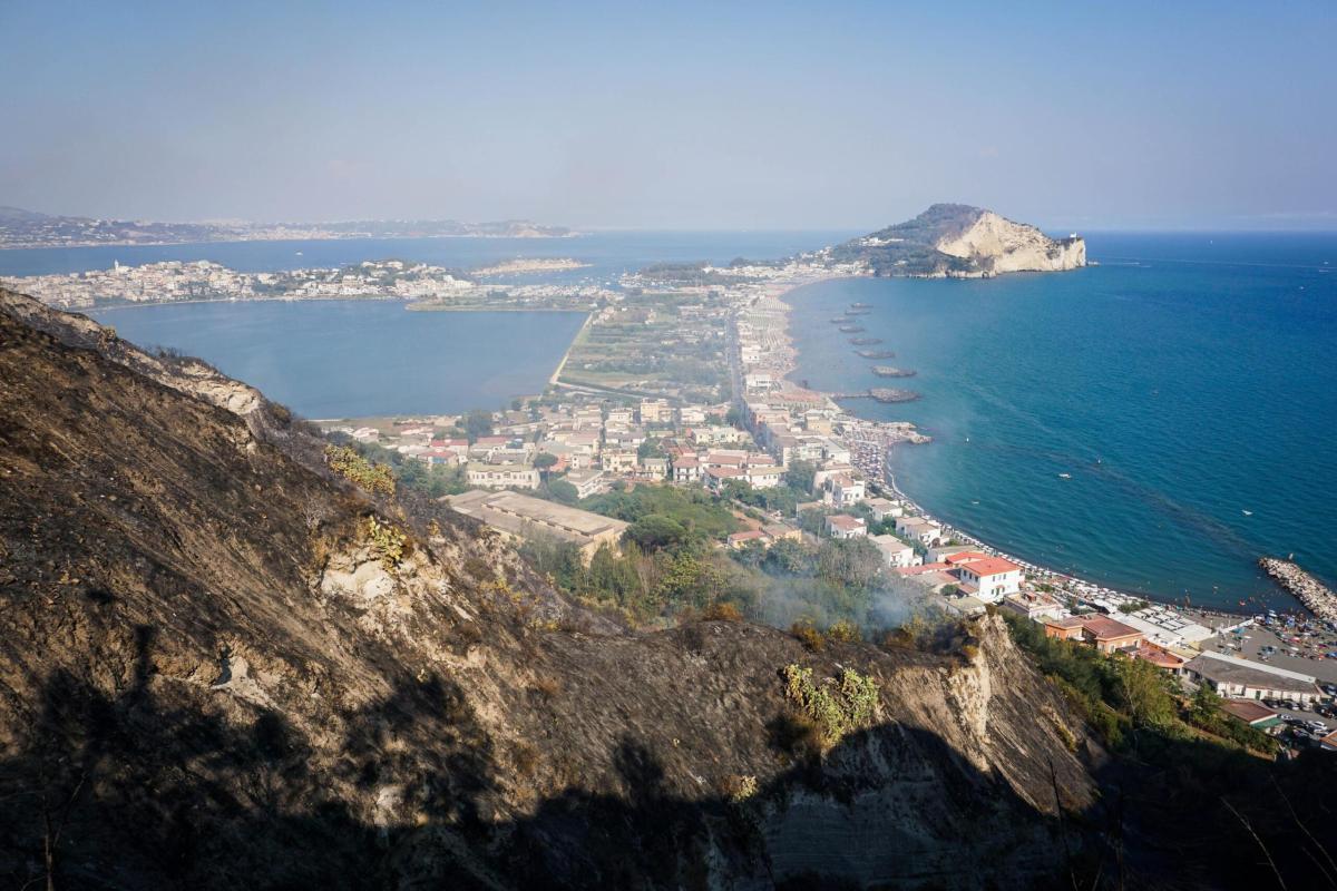 Napoli, incendio a Monte di Procida: in fiamme “La Masseria” e la p…