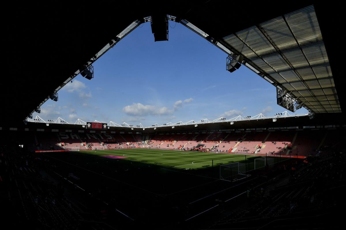 Inghilterra, un enorme incendio divampa davanti allo stadio del Southampton: paura fra i residenti| VIDEO