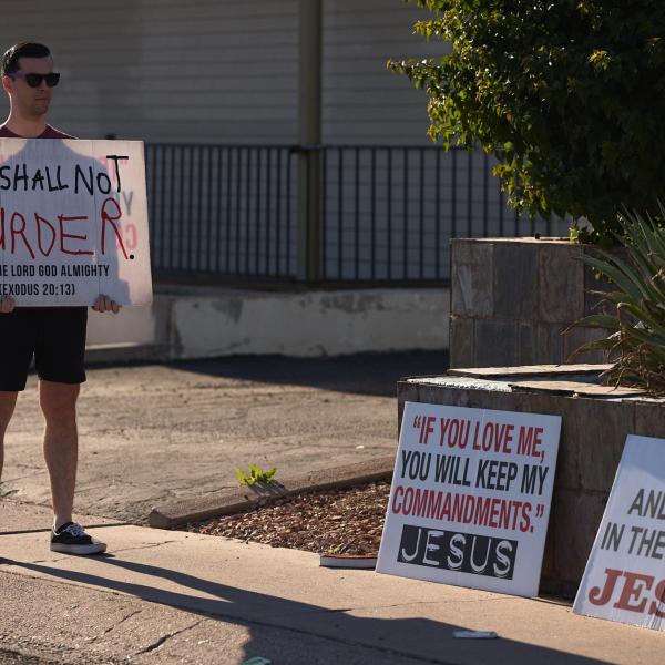 Usa, il Senato dell’Arizona vota per l’abrogazione di una legge che vieta l’aborto del 1864: manca solo la firma del governatore Hobbs