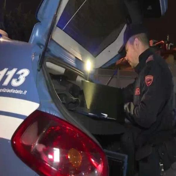 Napoli, un uomo si barrica nella sua casa a Chiaiano: uditi colpi di pistola, Polizia sul posto