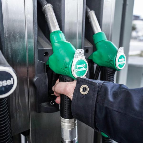 Via libera ai cartelloni con i prezzi della benzina: ecco cosa cambia