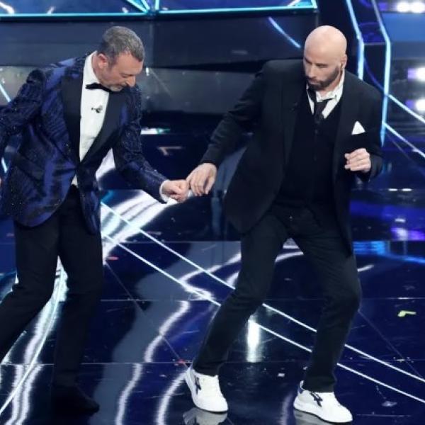 John Travolta, di che marca sono le scarpe indossate a Sanremo? Sospetti su pubblicità occulta