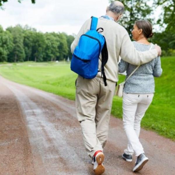 Fare passeggiate regolari riduce i sintomi del mal di schiena, ecco quanto dovresti camminare