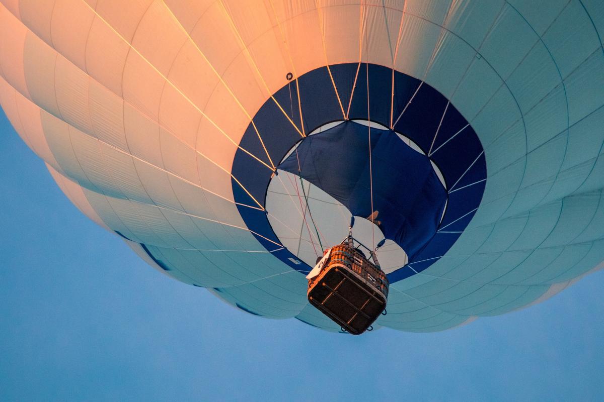 Mongolfiera cade sui cavi dell’alta tensione e sprigiona un incendi…