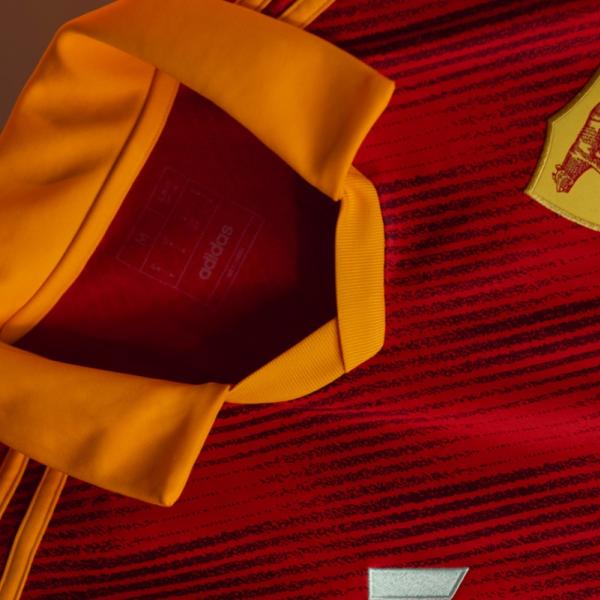 Roma, presentata la nuova maglia celebrativa: verrà indossata nel derby con la Lazio