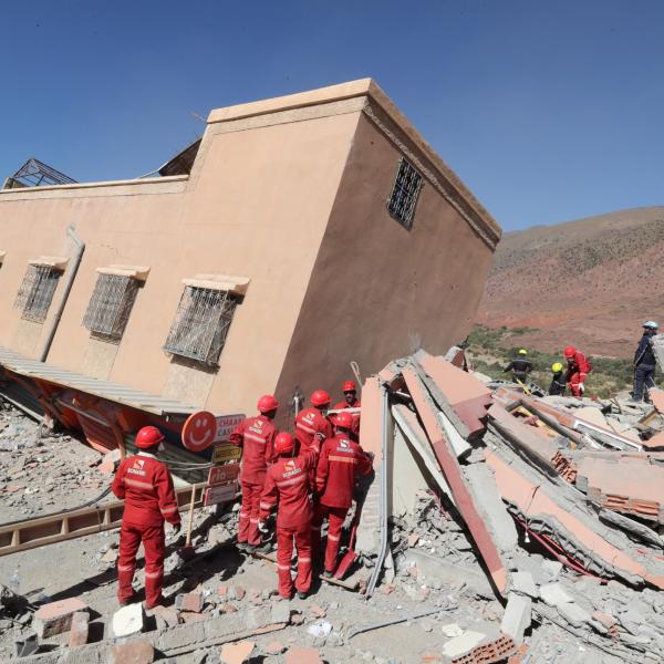 Terremoto Marocco, nuovo bilancio: quasi 3mila morti. Ora è gara di solidarietà, aiuti da Stati e organizzazioni umanitarie