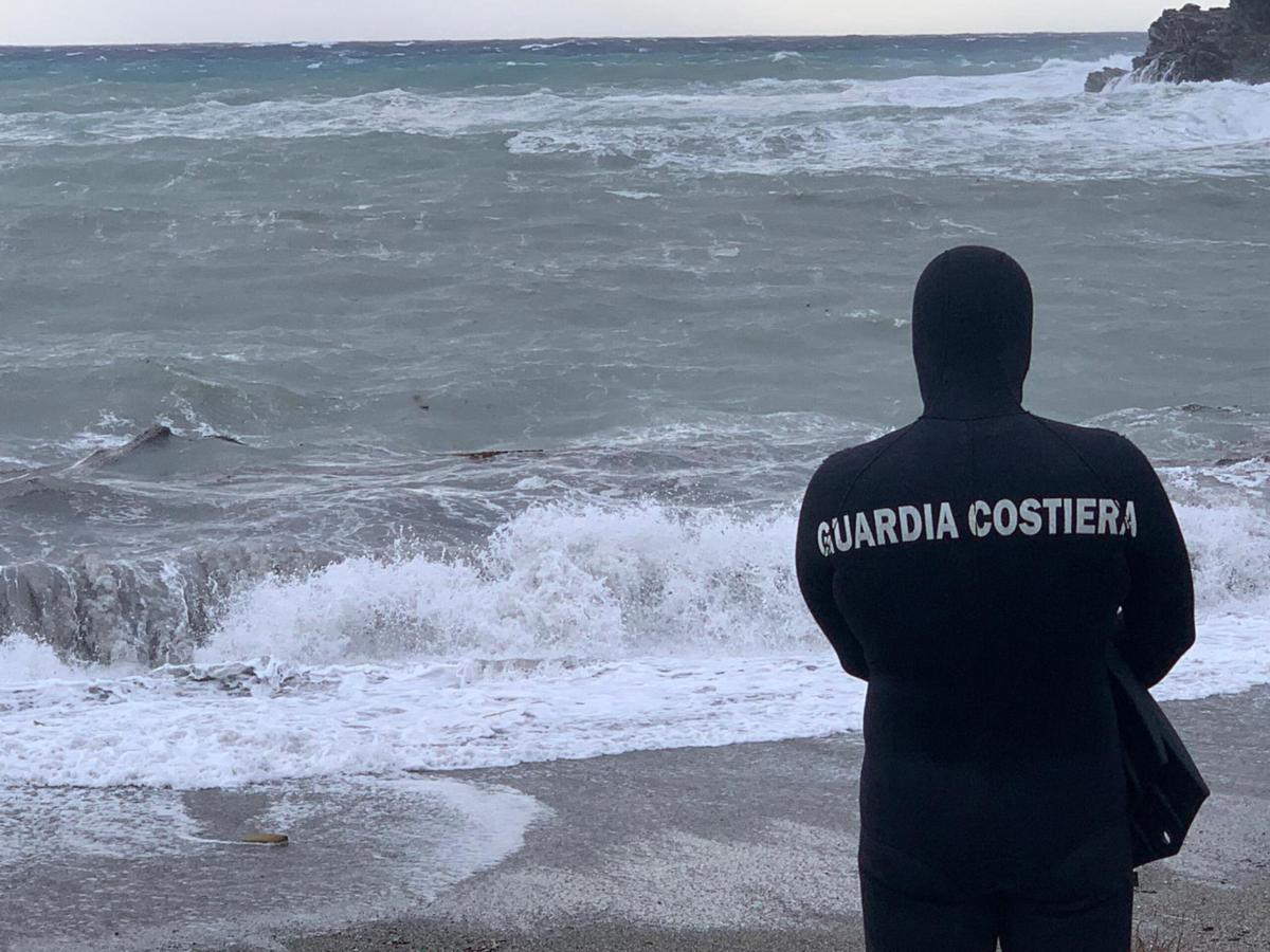 Giallo a Messina, trovato cadavere sulla spiaggia di Rodia: è il terzo in pochi giorni