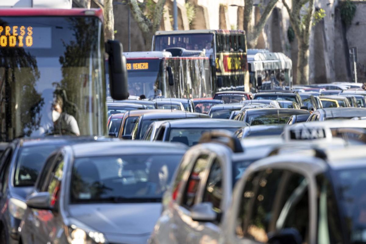 Roma, chiusa via delle Fornaci a causa di una voragine. Il Comune: …