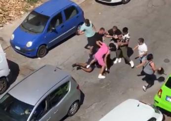 Roma, cerca di derubare un’anziana a Quarticciolo e viene linciato: arrestato il ladro | VIDEO