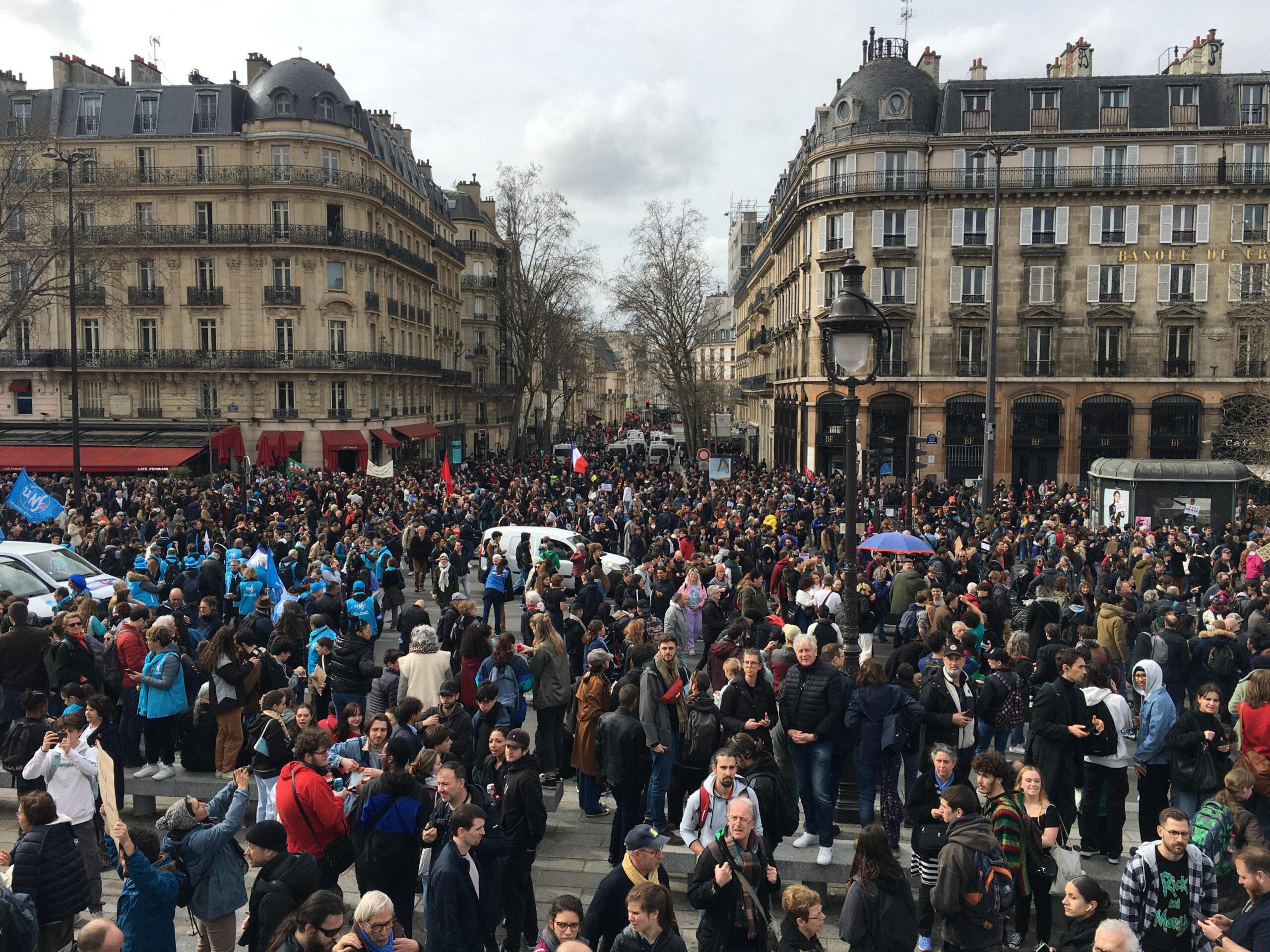 Francia, 12esimo giorno di sciopero contro la riforma delle pensioni. 36 arresti a Parigi, domani Macron a Notre Dame | VIDEO