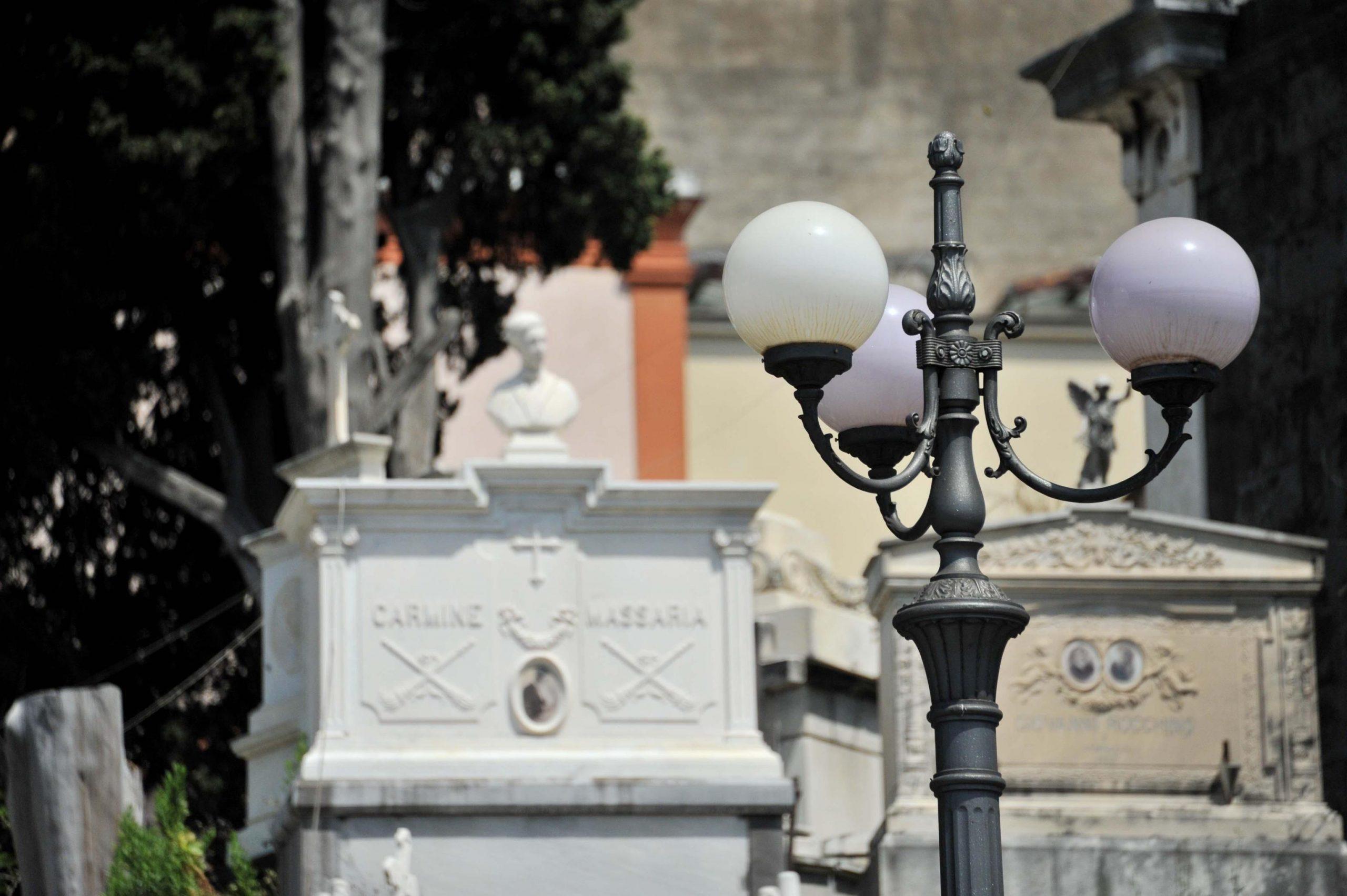 Napoli, trovano un cadavere sconosciuto nel loculo di famiglia: “Com’è potuto accadere?”