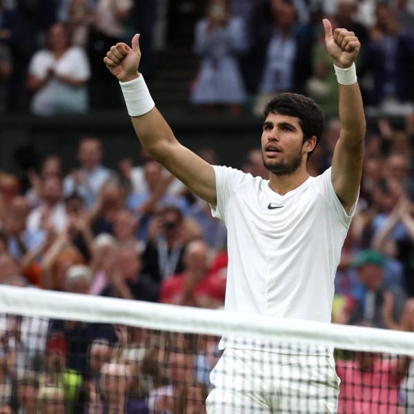 Tennis, Alcaraz vola in finale a Wimbledon! Lo spagnolo sfiderà Djokovic per il titolo