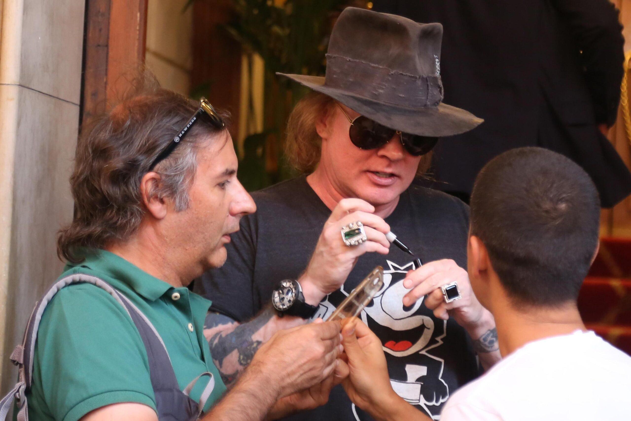 I Guns ‘n Roses annullano un concerto ‘a causa di una malattia’: come sta Axl Rose?