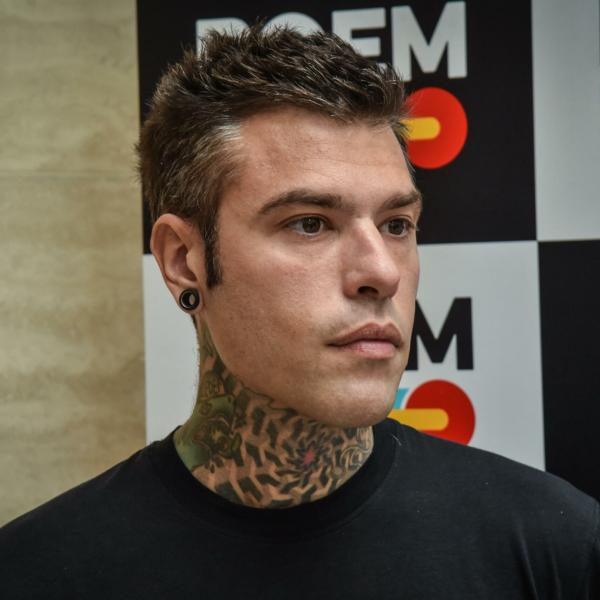 Fedez prima uscita pubblica dopo l’addio a Chiara Ferragni, parla della malattia  e non la nomina: “Ho lottato per guarire e vedere i miei figli crescere”