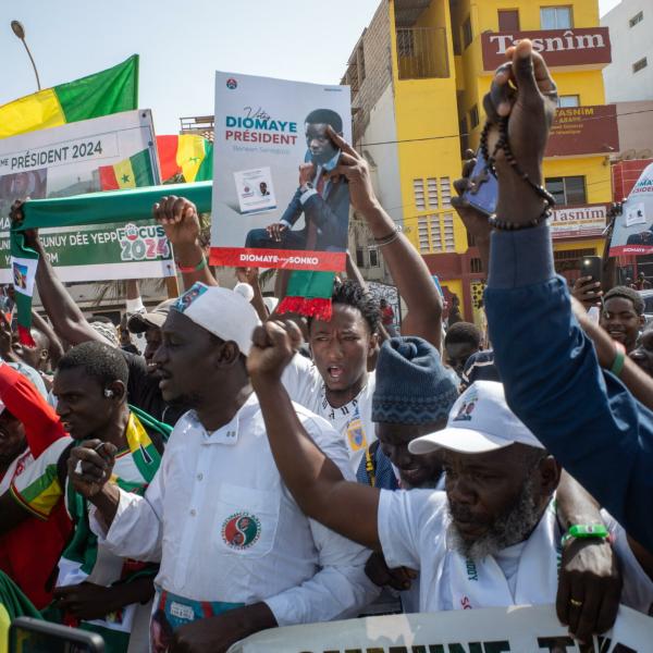 In centinaia protestano in Senegal, richieste le elezioni prima del 2 aprile: “Il rinvio è un colpo di stato costituzionale”