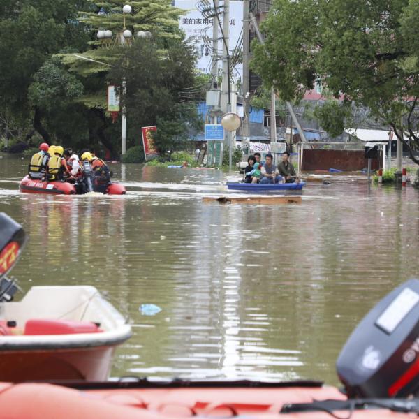 Cina: piogge torrenziali nel Guangdong, sei persone ferite, undici dispersi, tre morti e migliaia di persone evacuate