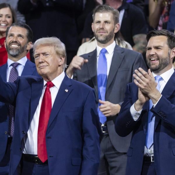 Convention repubblicana, Iran nega accuse complotto per uccidere Trump. Uomo armato di coltello neutralizzato dalla polizia Usa vicino all’evento di Milwaukee