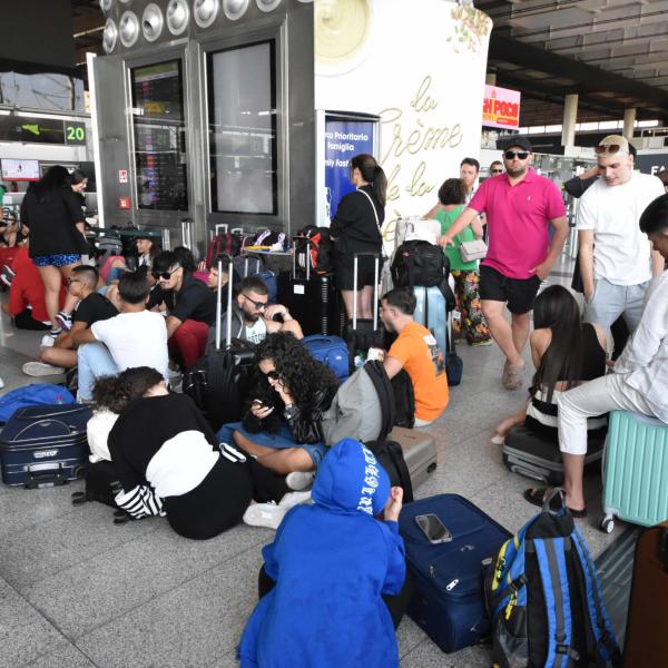 Catania, chiuso l’aeroporto e sospesi i voli per l’eruzione dell’Etna: quando riapre? | FOTO