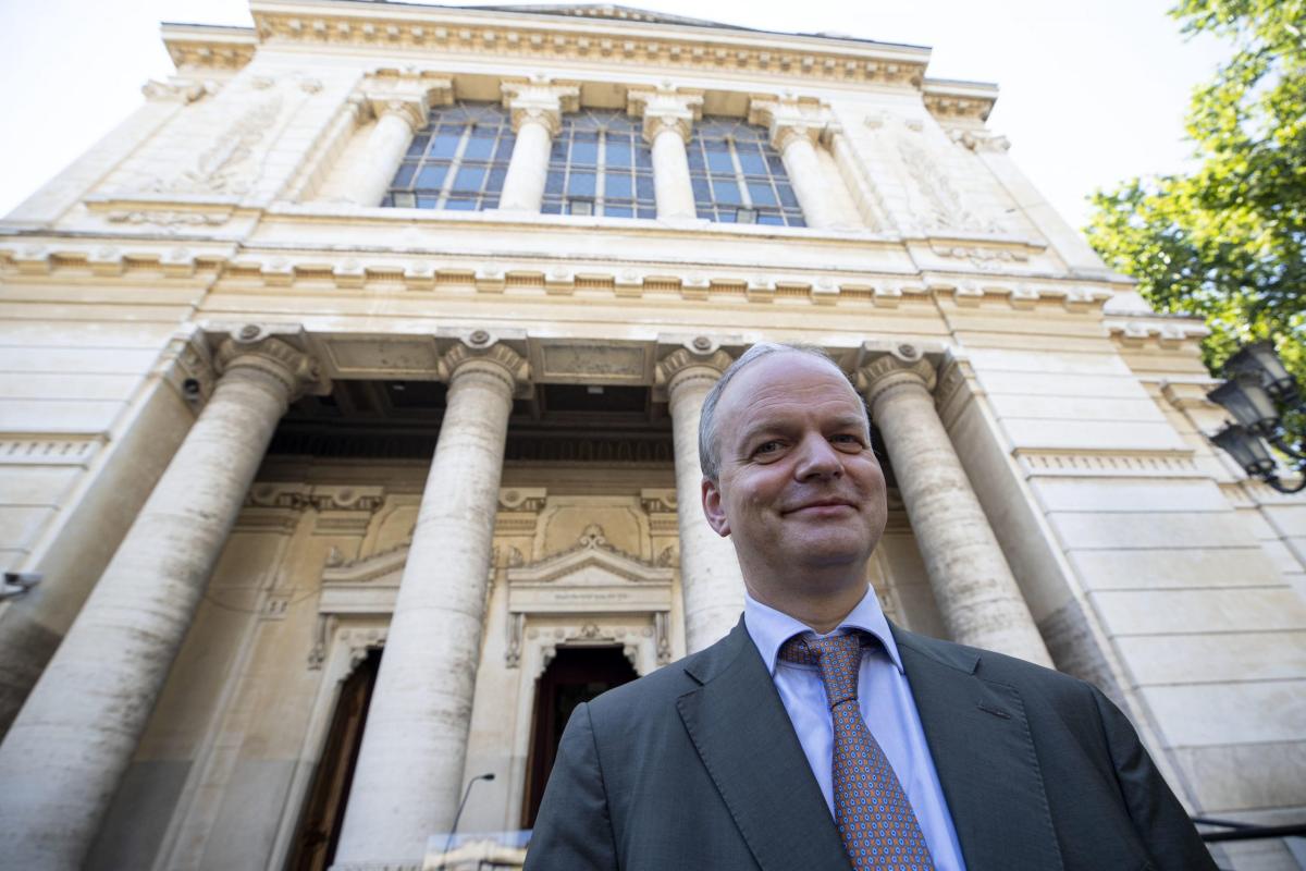 Il direttore degli uffizi, 54 anni tedesco insegna l’Italiano ai di…