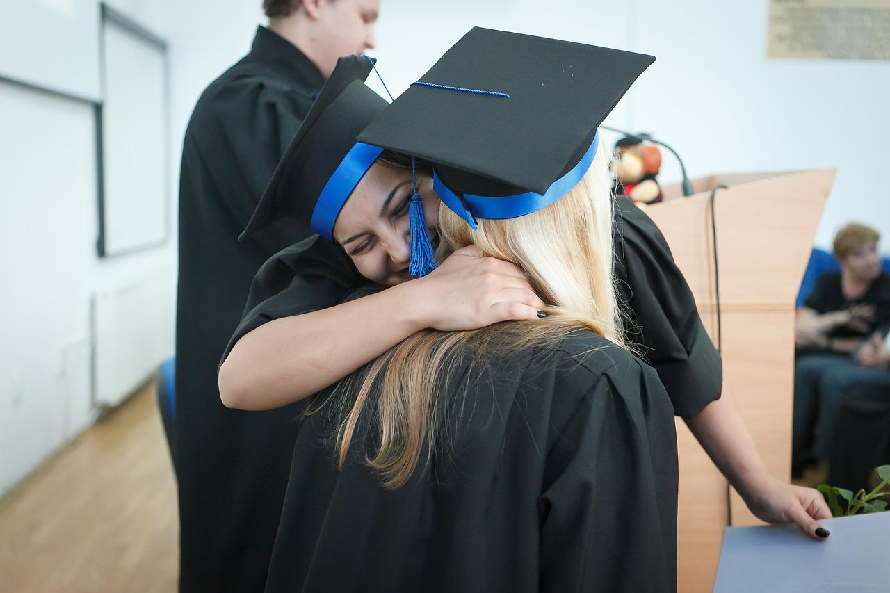 Quando ci si laurea si fanno gli auguri? Frasi e consigli per congratularsi