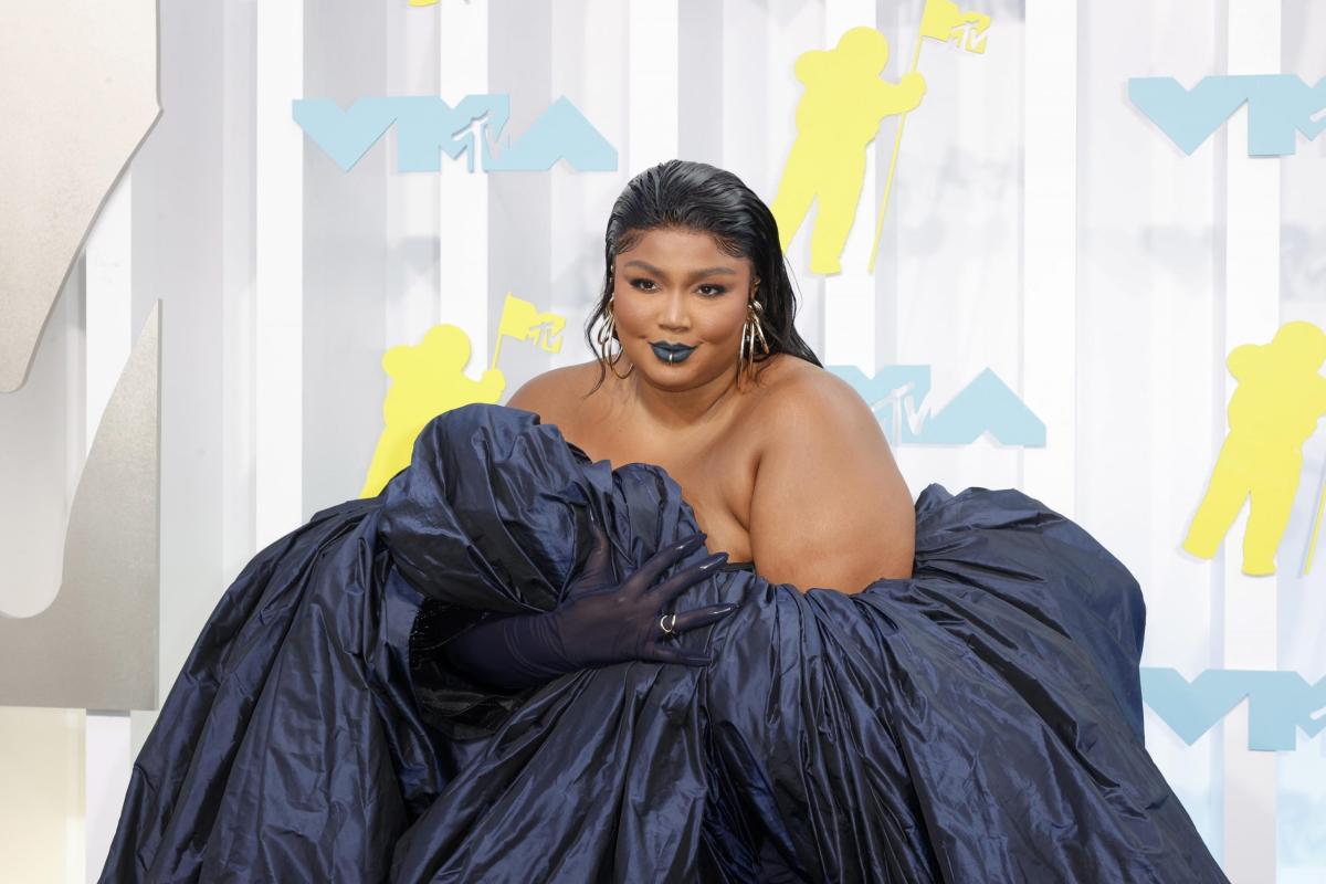 Lizzo ancora contro hater e bodyshaming: la cantante posta un video sexy in intimo rosso