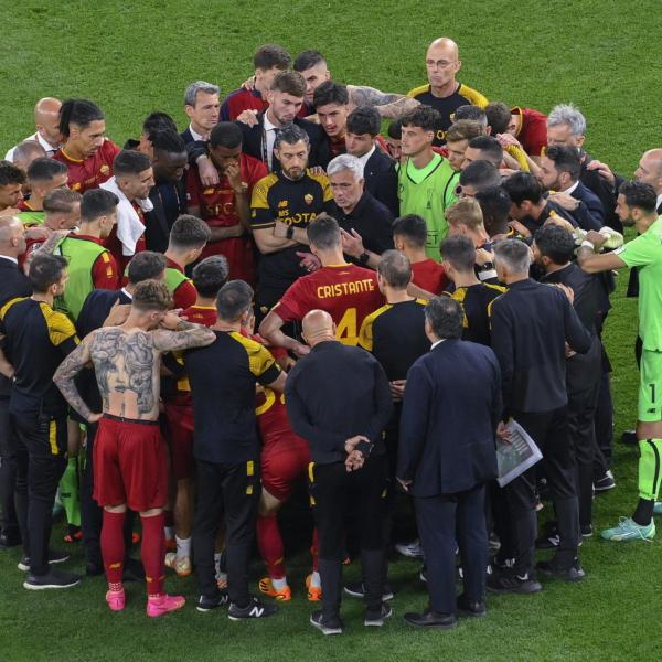 Mourinho resta alla Roma, il discorso da brividi alla squadra dopo la finale: “Sto qua per voi” | VIDEO