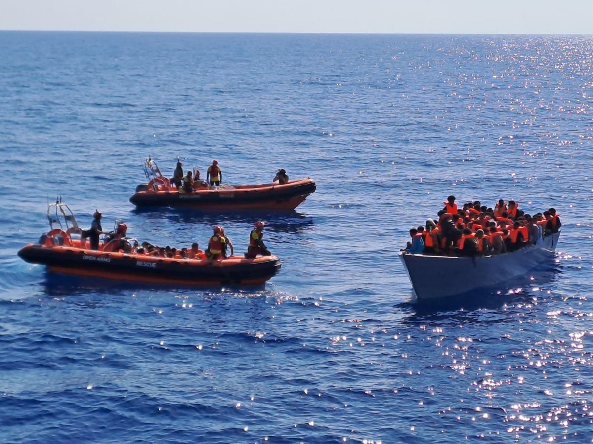 Migranti, Open Arms soccorre 117 persone in acque internazionali, 3…