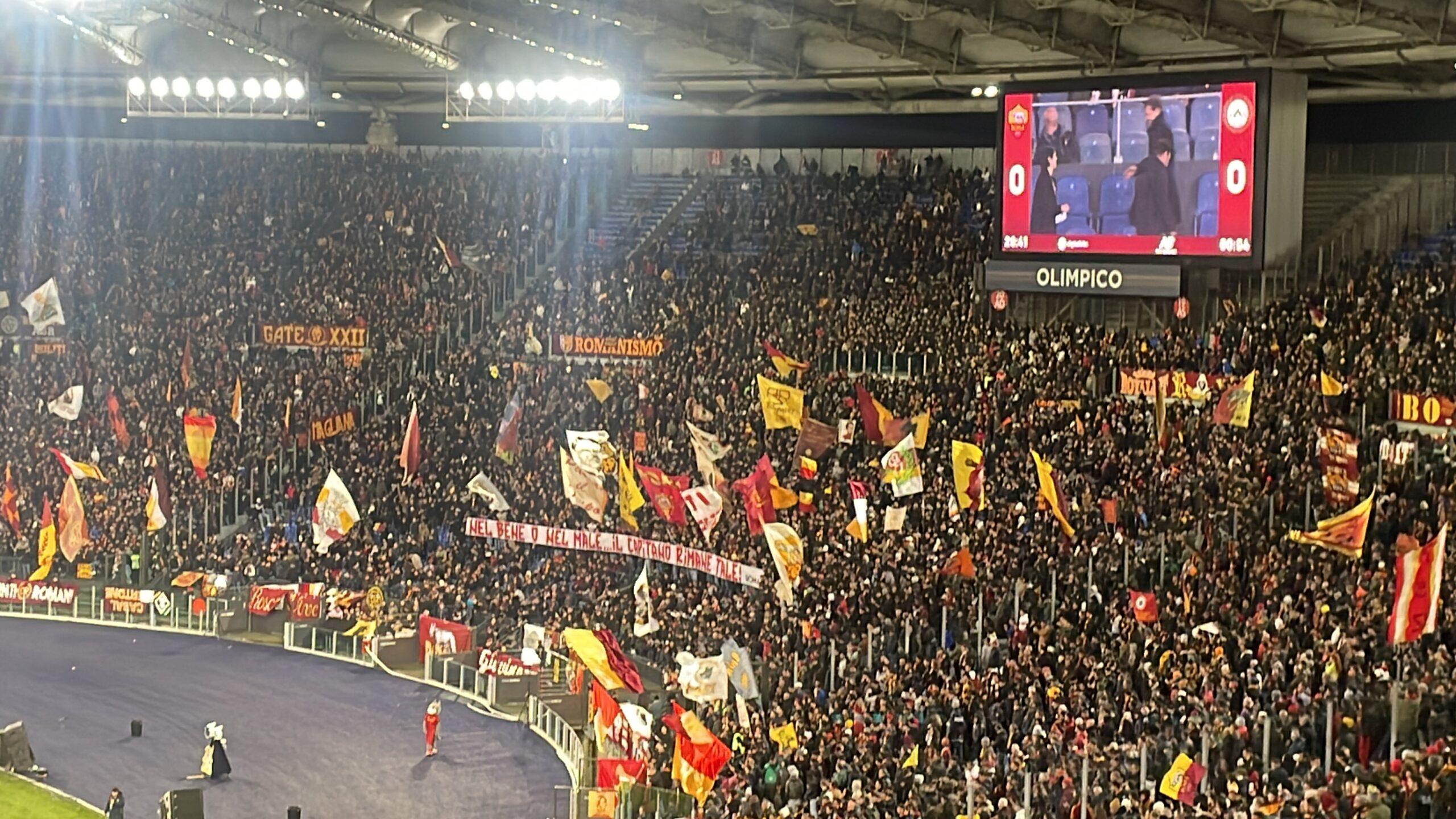 Roma – Udinese striscione per Pellegrini della Curva Sud, tanti applausi e 100esima con la fascia | VIDEO