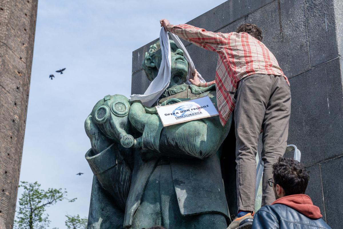 Torino, nuovo blitz degli attivisti del clima: bendate due statue d…