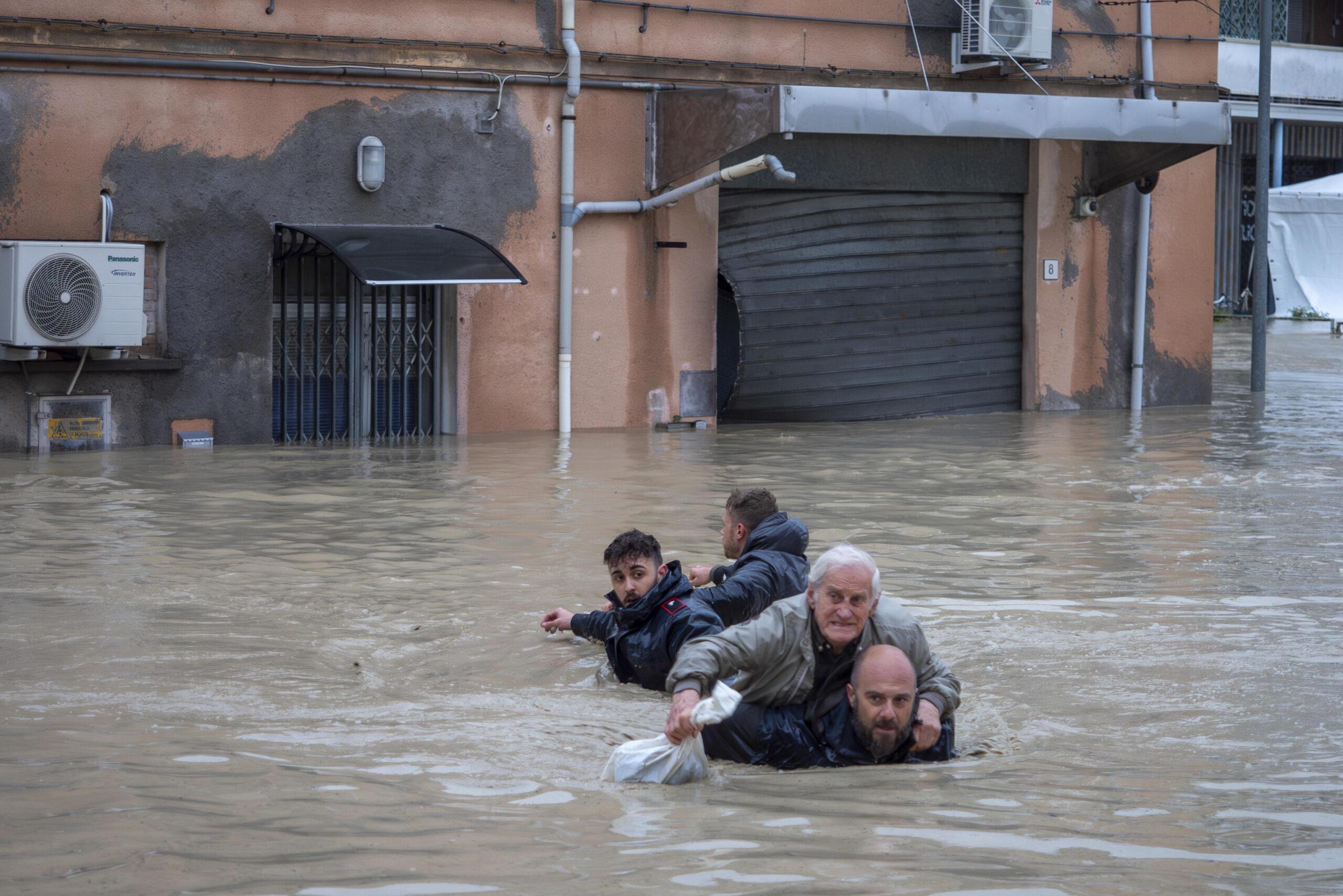 Alluvione, Faenza sprofonda sott’acqua: si allaga anche il centro città| IMMAGINI E VIDEO