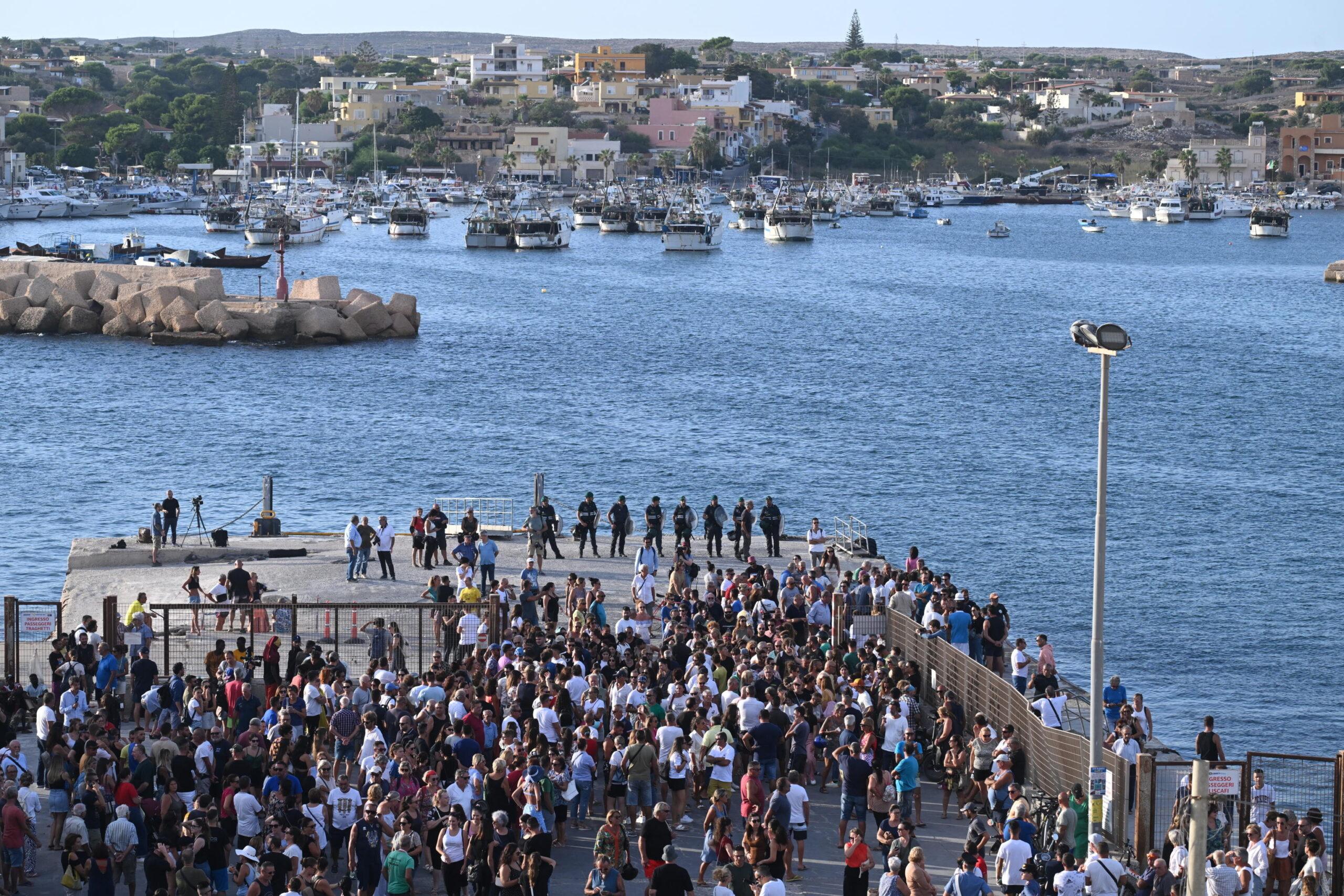 Lampedusa, nella notte ancora arrivi: sbarcati 233 migranti. In giornata attese Meloni e von der Leyen