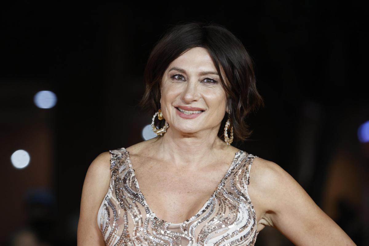 Isola dei famosi, Vladimir Luxuria vittima di commenti discriminatori: “Fa di tutto per essere donna” perché la conduttrice non convince