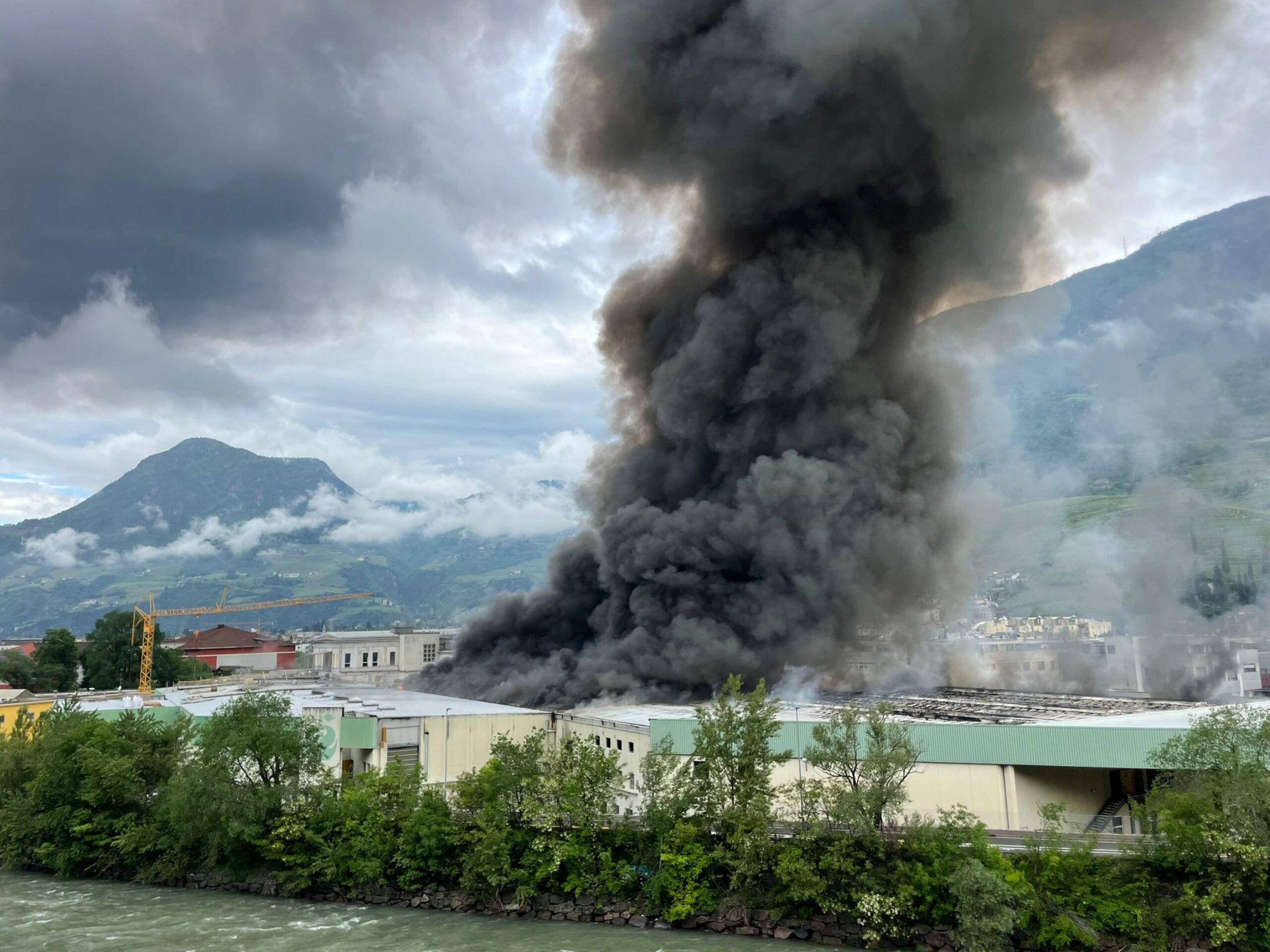 Bolzano, incendio nello stabilimento dell’azienda Alpitronic: enorme colonna di fumo visibile da lontano, chiuso lo spazio aereo | FOTO E VIDEO