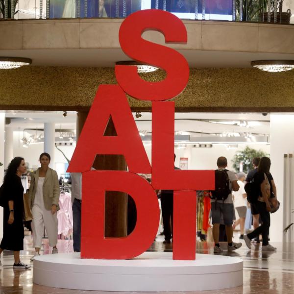 Saldi estivi 2024: i 7 capi da comprare con gli sconti