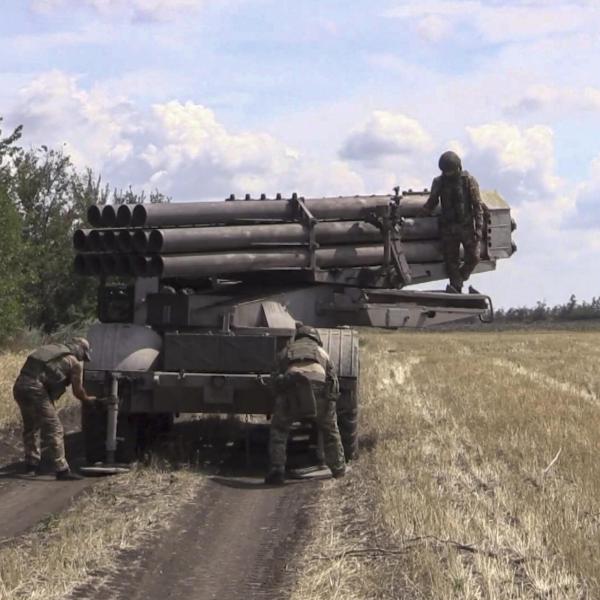 Guerra in Ucraina, distrutto un altro ponte a Kursk. La minaccia di Lukashenko: “Kiev si sieda al tavolo dei negoziati o sarà distrutta” | VIDEO