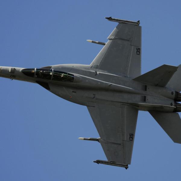 Spagna, incidente aereo a Peralejos: F18 si schianta durante un’esercitazione, morto il pilota | FOTO